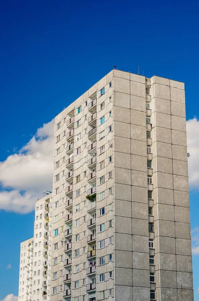 Низький Кут Знімка Білої Будівлі Фоні Блакитного Неба — стокове фото