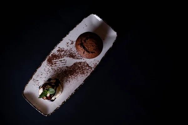 Шоколадное Печенье Ванильным Мороженым Белом Прямоугольнике Черном Фоне — стоковое фото
