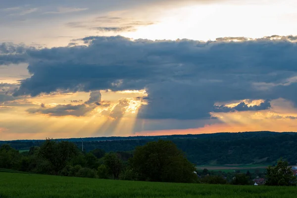 Belo Pôr Sol Com Nuvens Sobre Campo Verde Neudenau Alemanha — Fotografia de Stock