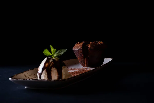 Csokis Brownie Vaníliás Jégkrémmel Téglalap Alakú Fehér Tányéron Fekete Alapon — Stock Fotó