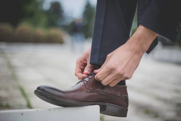 Primo Piano Maschio Che Lega Lacci Delle Scarpe — Foto Stock