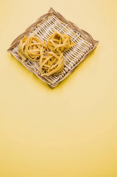 Vertical Shot Tagliatelle Pasta Wicker Plate — Stock Photo, Image