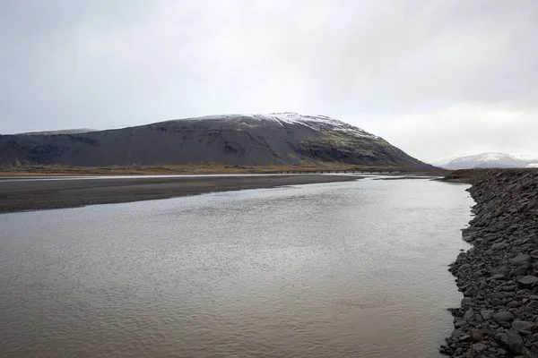 Piękny Widok Jezioro Otoczone Śnieżnymi Górami Islandii — Zdjęcie stockowe
