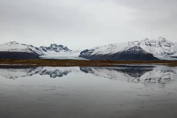 Прекрасный Вид Озеро Окруженное Заснеженными Горами Исландии — стоковое фото