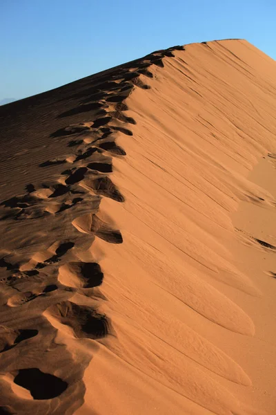 Een Verticale Opname Van Voetafdrukken Zandduinen Xijiang China — Stockfoto