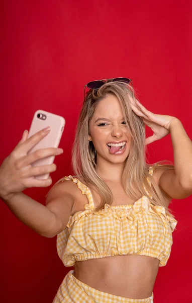 Een Jonge Glamoureuze Blanke Vrouw Met Leuke Gele Gewas Top — Stockfoto