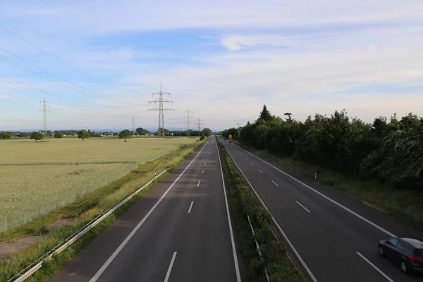 Larga Autopista Rodeada Verdes Árboles Bajo Cielo Nublado —  Fotos de Stock