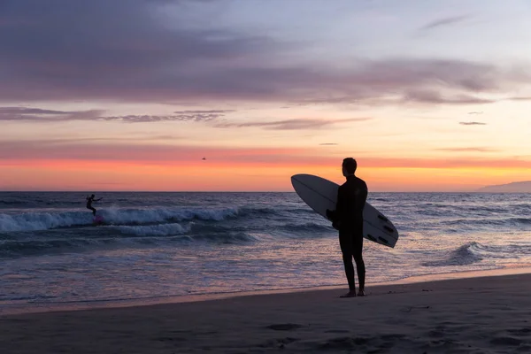 一个在日落时在加利福尼亚威尼斯海滩冲浪的人的肖像 — 图库照片