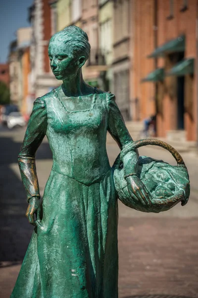 Vertical Closeup Shot Bronze Female Sculpture — Foto Stock