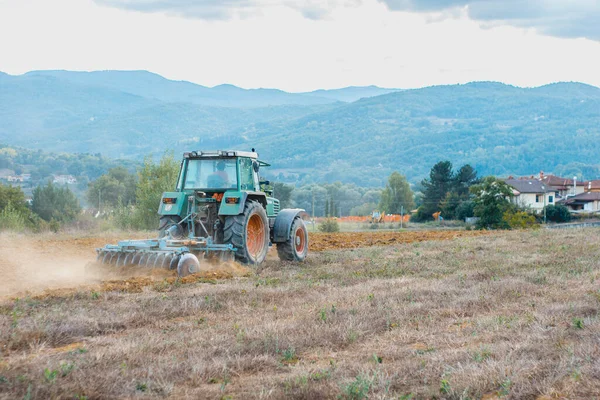 Enfoque Selectivo Tractor Una Zona Rural —  Fotos de Stock