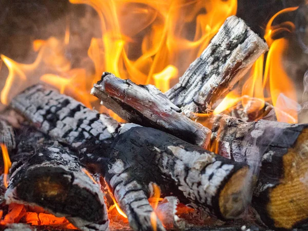 Yanan Odunların Yakın Plan Çekimi Sarı Ateş Alevi Arka Plan — Stok fotoğraf