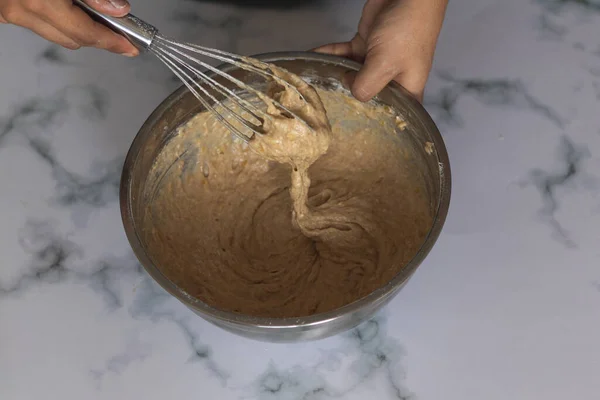 Een Hoge Hoek Shot Van Het Mengen Van Bakingrediënten Voor — Stockfoto