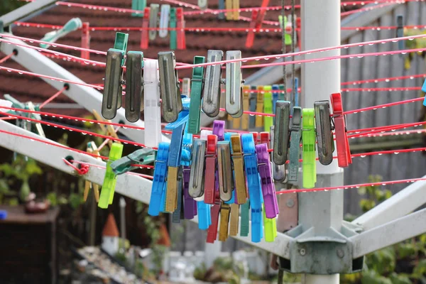 Een Selectieve Focus Close Van Kleurrijke Plastic Wasknijpers Opknoping Een — Stockfoto