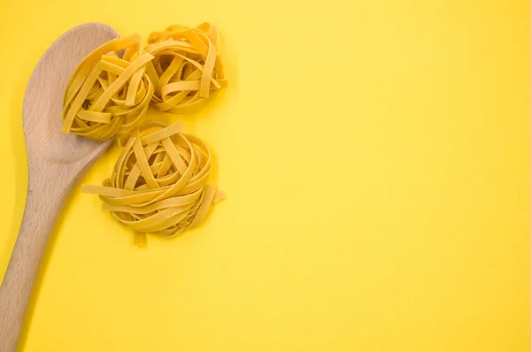 ภาพใกล ดของพาสต Tagliatelle และเคร องม องคร วไม — ภาพถ่ายสต็อก