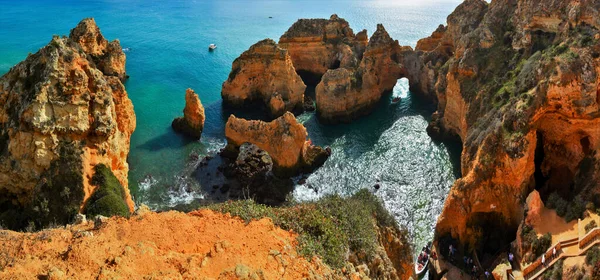 Panoramiczne Ujęcie Krajobrazu Kamienistą Plażą Mieście Lagos Algarve Portugalia — Zdjęcie stockowe