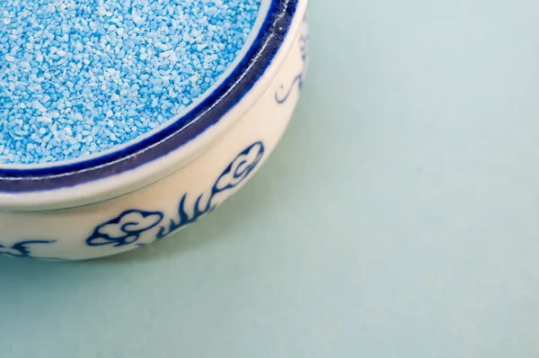 Colpo Alto Angolo Sabbia Blu Una Ciotola Porcellana Una Superficie — Foto Stock