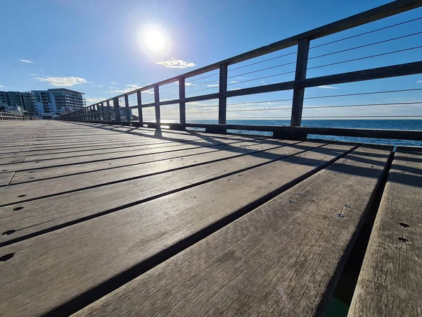 Largo Puente Madera Construido Sobre Mar Que Conduce Los Edificios — Foto de Stock