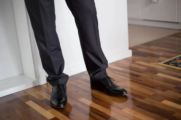 Primer Plano Hombre Usando Zapatos Elegantes Para Evento Festivo — Foto de Stock