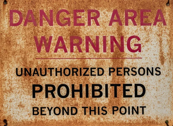 Rusty Προειδοποιητικό Σήμα Την Επιγραφή Περιοχή Κινδύνου Προειδοποίηση Εξουσιοδοτημένα Πρόσωπα — Φωτογραφία Αρχείου