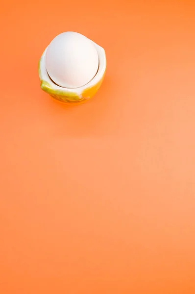 Beyaz Bir Yumurtanın Dikey Çekimi — Stok fotoğraf