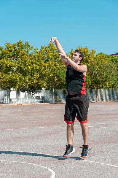 Gros Plan Jeune Homme Imitant Jouer Basket Par Une Journée — Photo