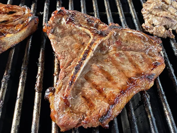 Eine Nahaufnahme Von Köstlichem Schweinefleischstück Das Auf Einem Kohlenbecken Grillt — Stockfoto