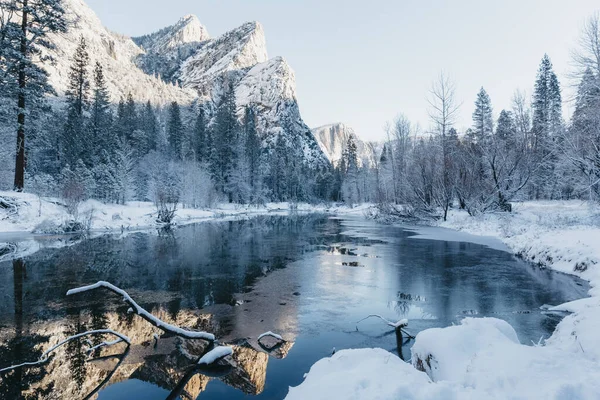 Lago Calmo Cercado Por Árvores Parque Nacional Yosemite Califórnia Eua — Fotografia de Stock