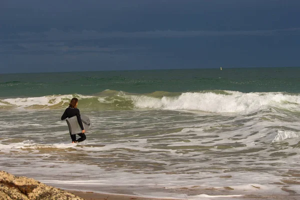 Surfeur Marchant Dans Océan Prêt Attraper Des Vagues — Photo