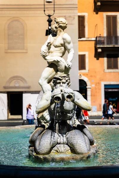 Vertikal Bild Marmorskulptur Inuti Fontän Rom Italien — Stockfoto