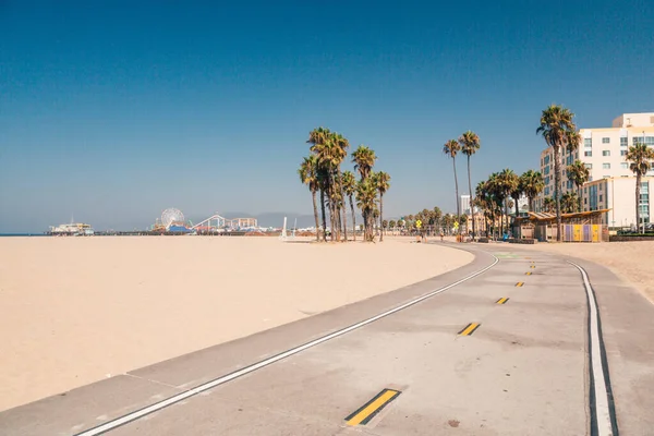 Beautiful Shot Bike Line Shore Venice Beach Blue Sky Background — Stock Photo, Image