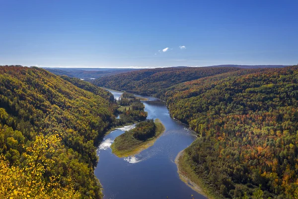 Річка Проходить Посеред Лісу Восени — стокове фото