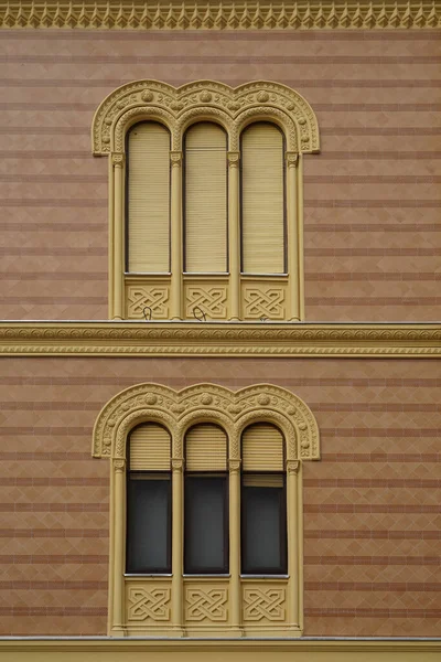 Close Vertical Janelas Com Persianas Abertas Fechadas Edifício Amarelo Renovado — Fotografia de Stock