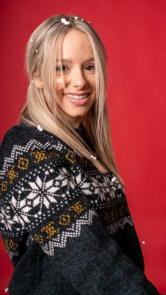 Disparo Vertical Una Hermosa Adolescente Caucásica Sonriente Suéter Punto Sobre —  Fotos de Stock