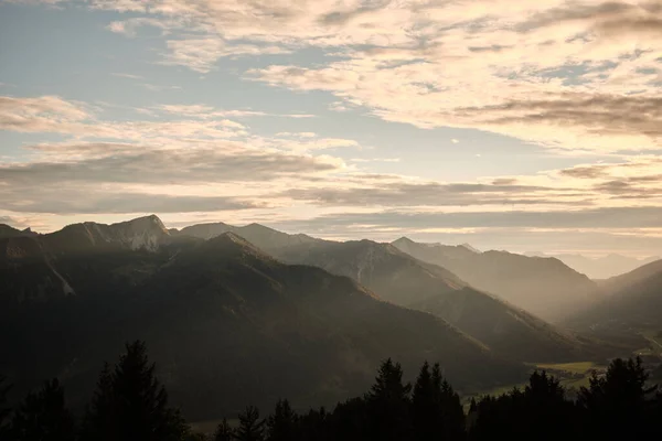 Uma Floresta Montanhosa Sob Céu Azul Nuvens Brancas — Fotografia de Stock