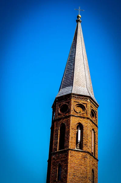 Eine Vertikale Aufnahme Des Glockenturms Einer Alten Kirche — Stockfoto