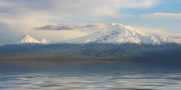 Deslumbrante Monte Ararat Através Das Nuvens Capturadas Armênia — Fotografia de Stock