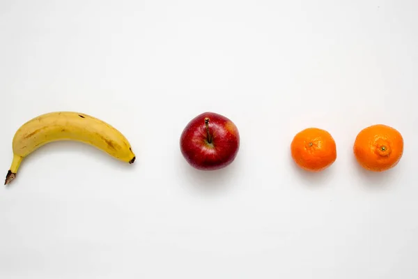 Uma Colocação Chata Uma Banana Laranjas Uma Maçã Superfície Branca — Fotografia de Stock