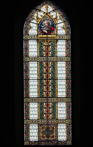 ディトラウ ルーマニア 2020年9月8日 ルーマニアのハルギタ郡ディトラウにあるイエスの聖なる心の教会のステンドグラスの窓 新ゴシック様式で建てられました — ストック写真