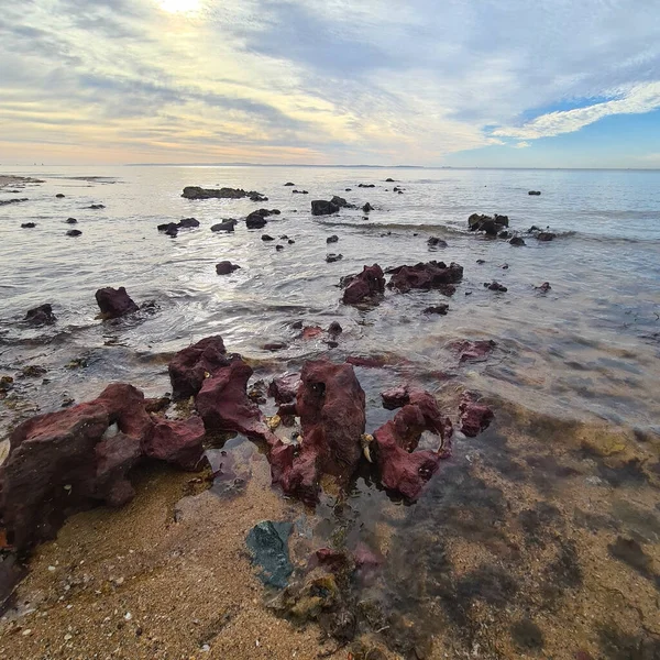 Sakin Dalgasız Bir Denizin Üzerinde Kayalık Bir Kıyı Şeridi Olan — Stok fotoğraf