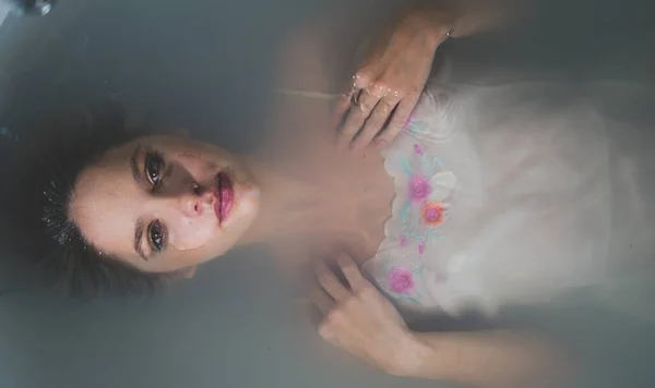 Nad Głową Piękna Młoda Kobieta Odpoczywająca Mlecznej Kąpieli — Zdjęcie stockowe