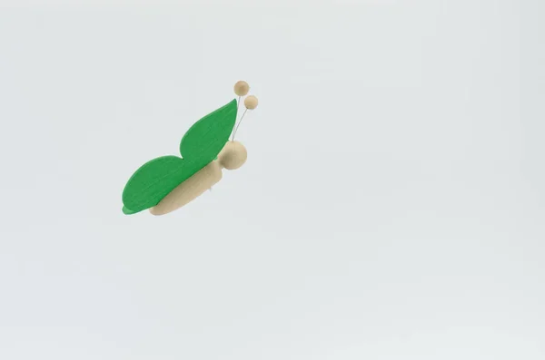 Close Uma Pequena Borboleta Madeira Artesanal Com Asas Verdes Isoladas — Fotografia de Stock