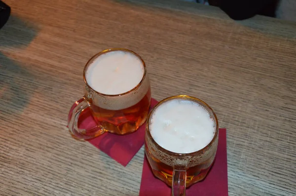 Blick Von Oben Auf Zwei Gläser Bier Auf Einem Tisch — Stockfoto