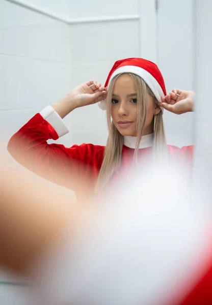 Una Joven Hembra Pelo Rubio Posando Con Disfraz Santa Claus — Foto de Stock
