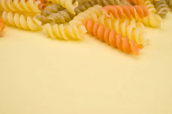 Укол Цельной Пшеницы Дурум Фузилли Сырой Итальянской Макароны Томатом Базиликом — стоковое фото