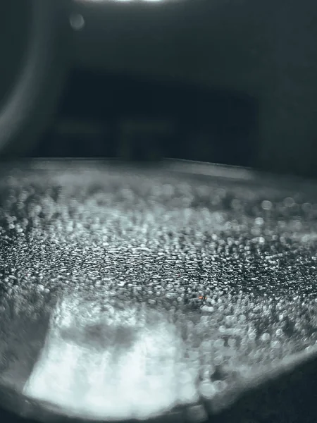 水滴のついたぬれた表面の垂直の閉鎖ショット — ストック写真