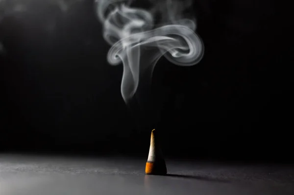 Eine Schöne Aufnahme Von Aufsteigendem Rauch Einem Tanzmuster Auf Dunklem — Stockfoto