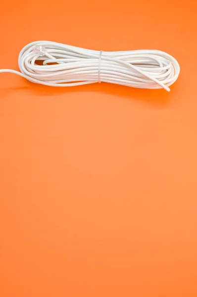 Disparo Vertical Cable Extensión Eléctrica Aislado Sobre Fondo Naranja — Foto de Stock