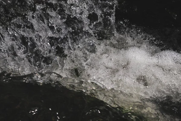 Tiro Preto Branco Uma Cachoeira Espirrando Córrego Perfeito Para Fundo — Fotografia de Stock