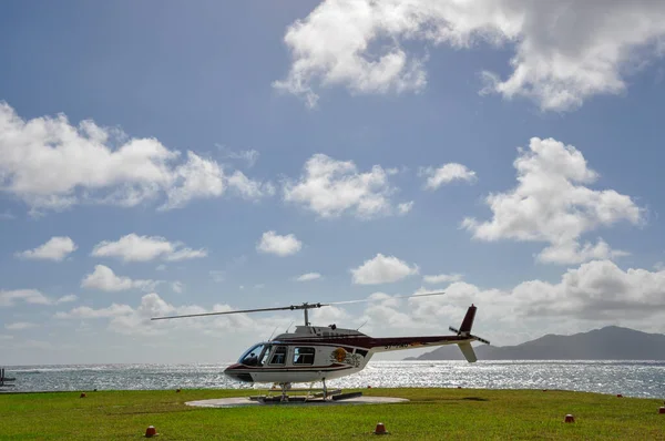 Gue Adlan Seychelles Ağustos 2010 Çimen Helikopter Pisti Olan Tropikal — Stok fotoğraf