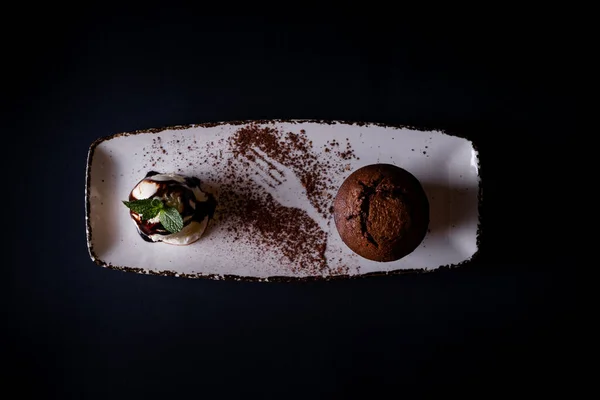 Ένα Σοκολατένιο Brownie Παγωτό Βανίλια Ορθογώνιο Λευκό Πιάτο Μαύρο Φόντο — Φωτογραφία Αρχείου